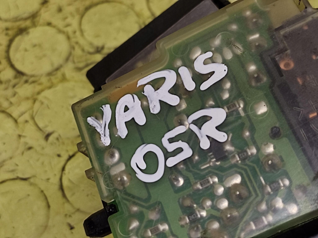 TOYOTA YARIS and wiper control 173647