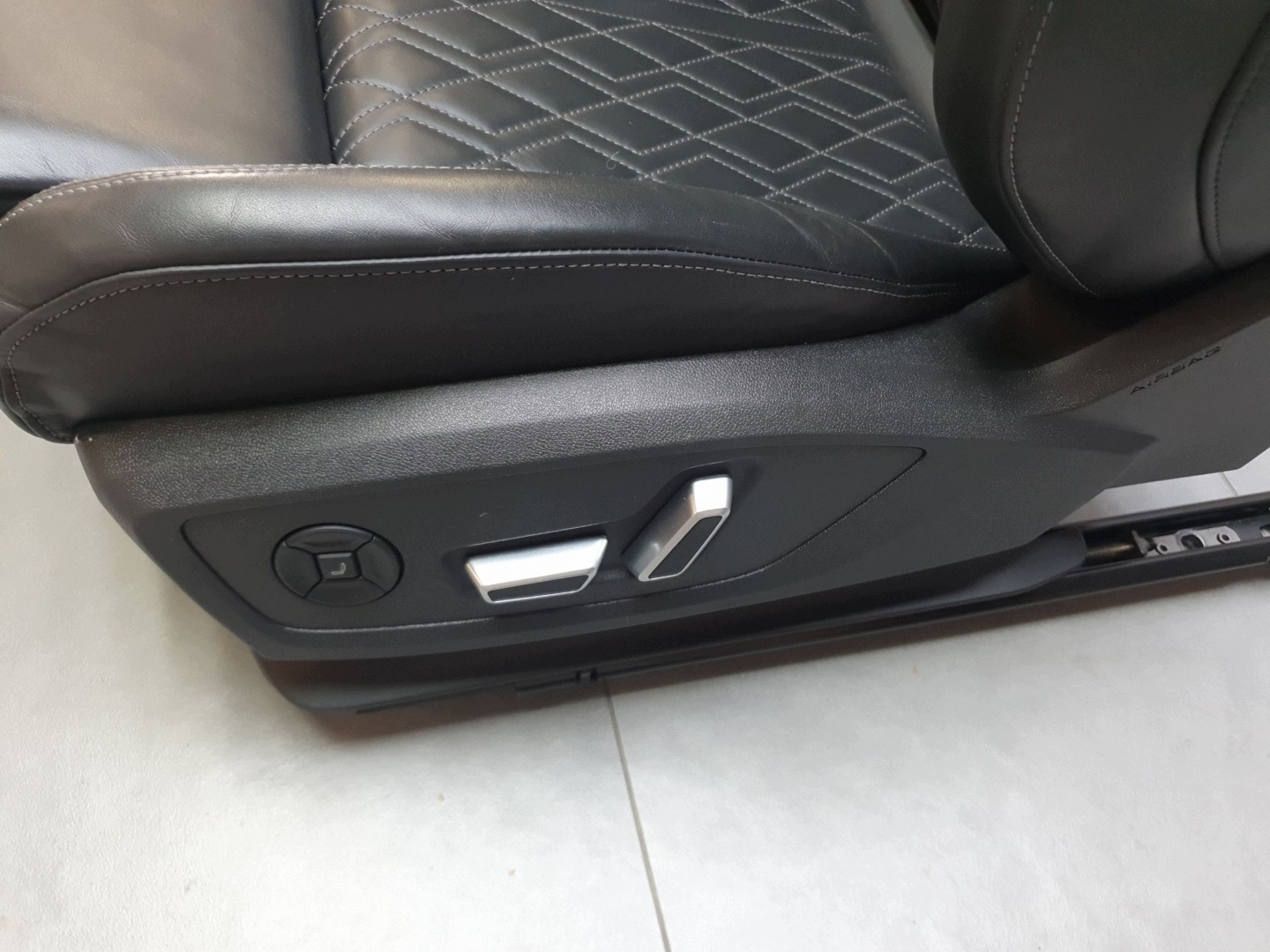 Audi SQ6 e-tron sedačka šoférov ľavý bez airbagu koža elektrický 5WA861105Q