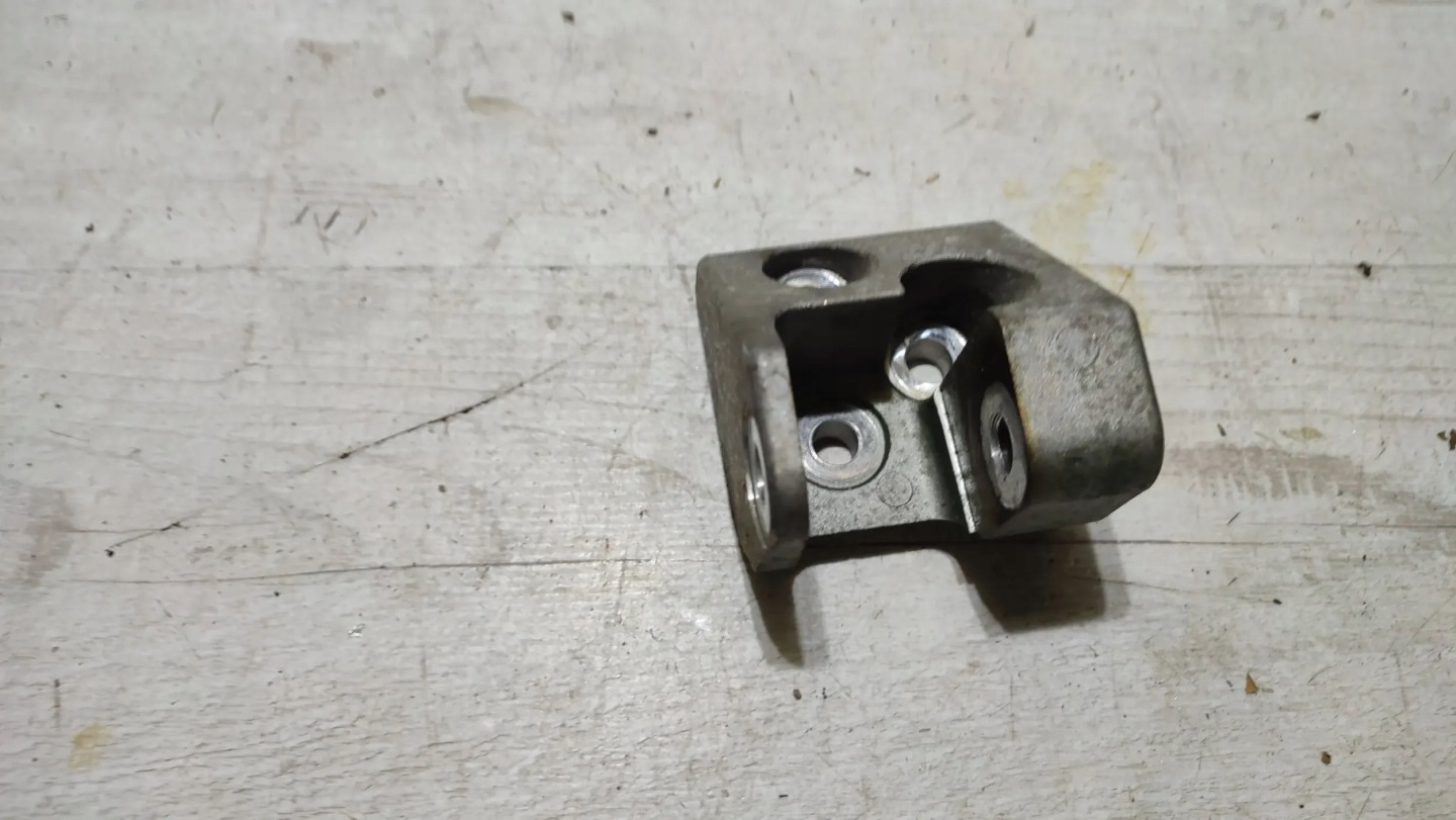 Volvo V40 II 2018r console engine mount