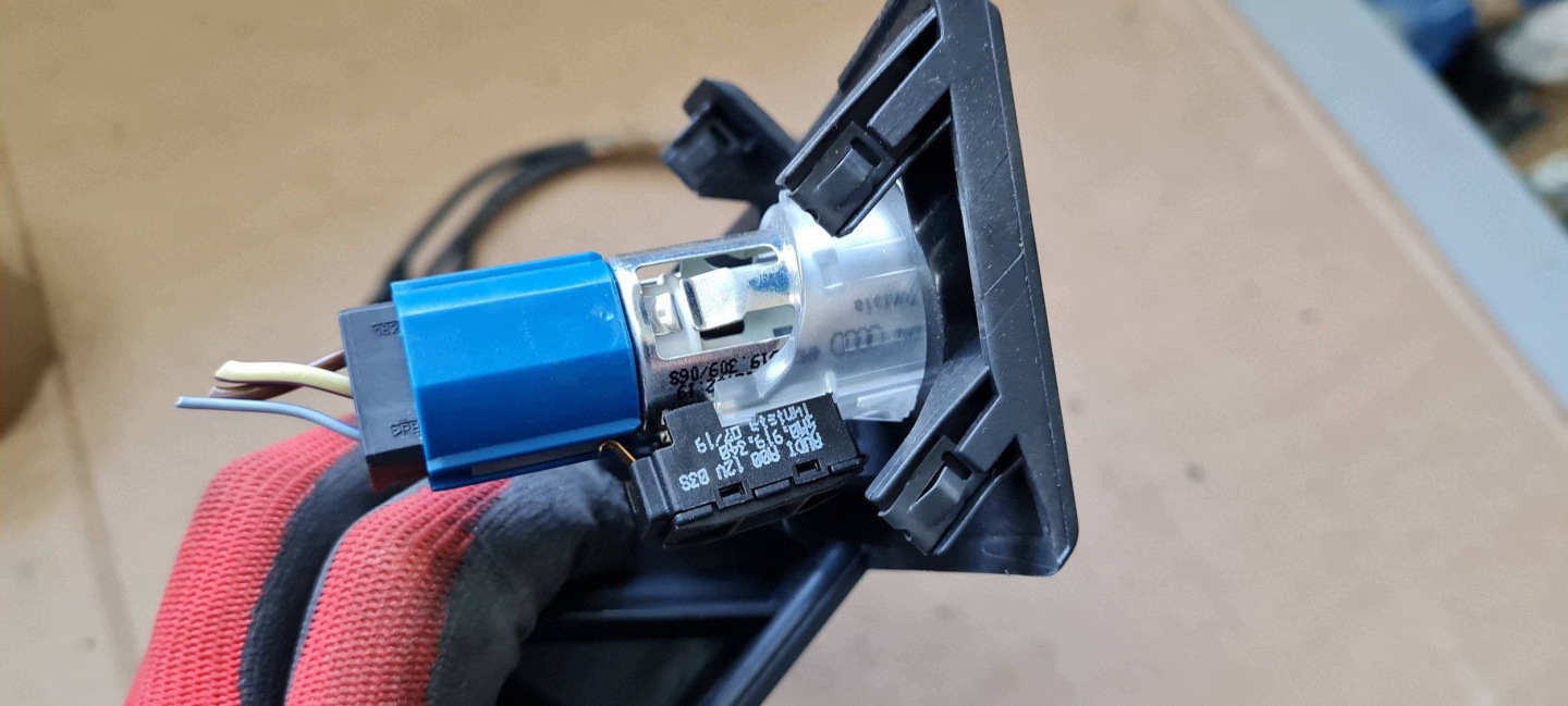 Q5 SQ5 80A LIFT PANEL cap adapter USB PORT 80B864131A