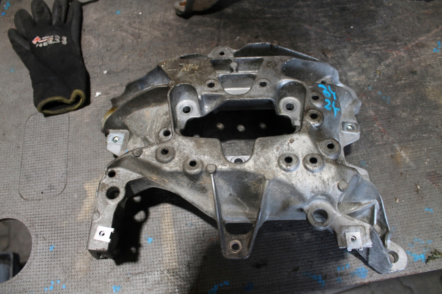 3424. support gearboxes AUDI 4N0399262D
