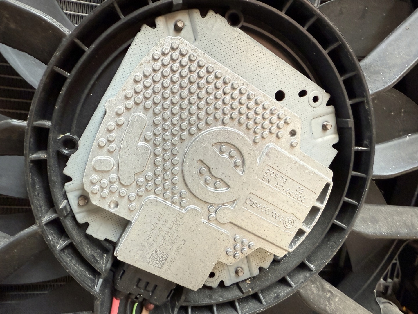 AUDI A8 4H D4 LIFT 3.0TDI bar, wall radiator
