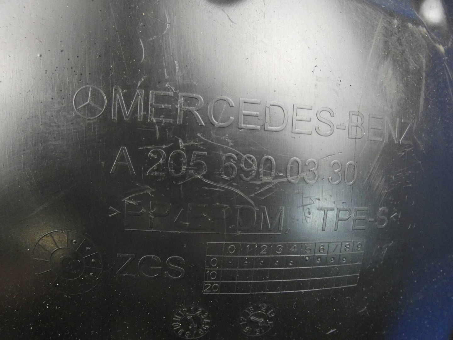 MERCEDES C KLASA W205 mudguard right front front
