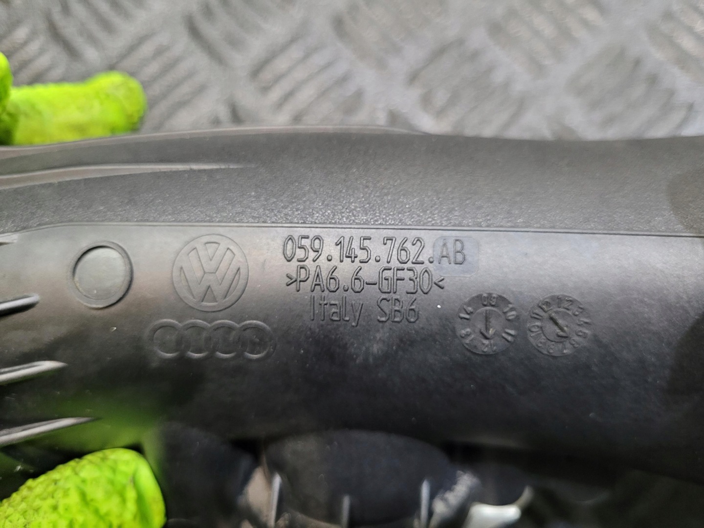 pipe air tube 059145762AB VW TOUAREG II 2 7P 3.0 TDI