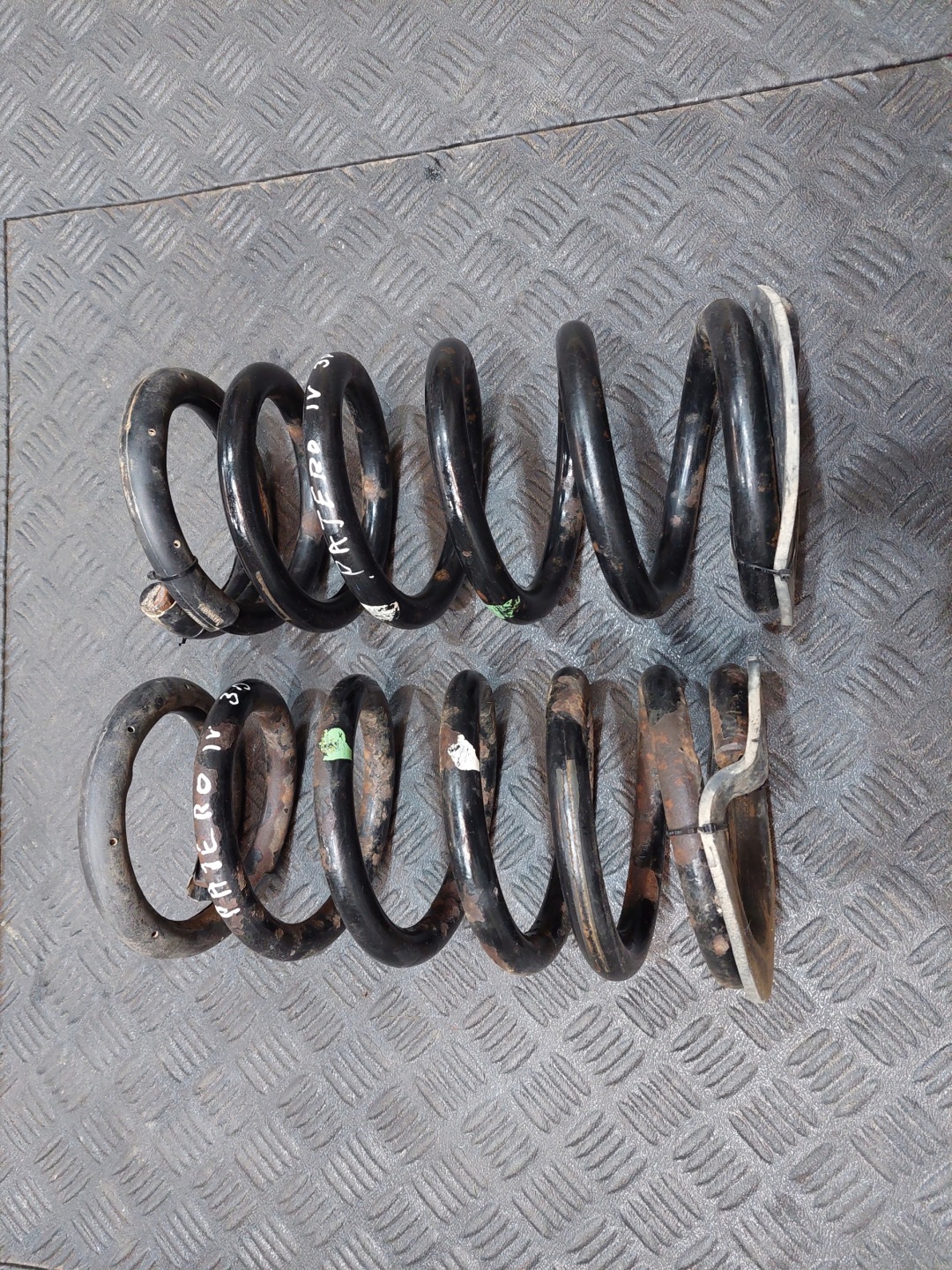 spring springing rear part rear KOMPLET MITSUBISHI PAJERO IV 3.2 DID