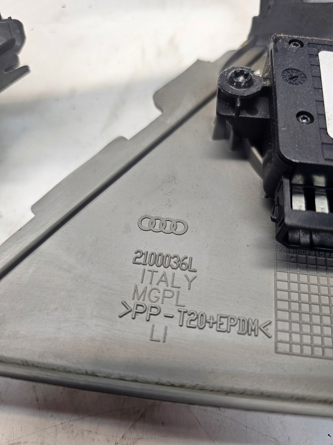 cover spoiler seat left AUDI A6 C6 2100036L grey