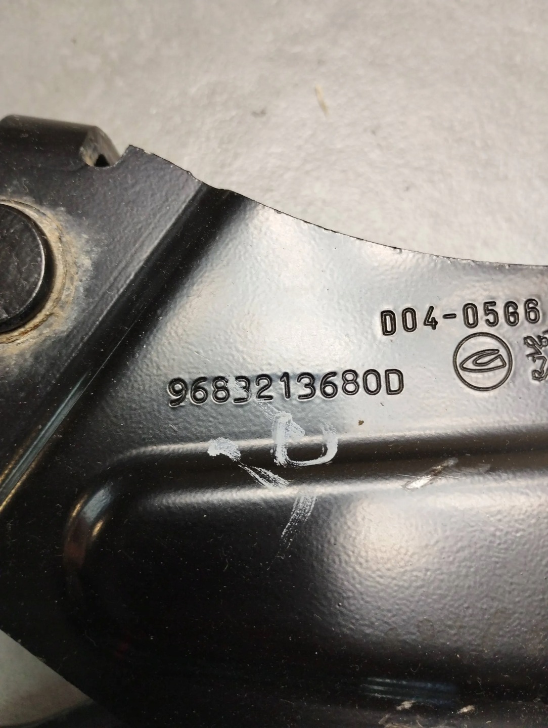 Peugeot 3008 and hinge bonnet rear part 9683213680D