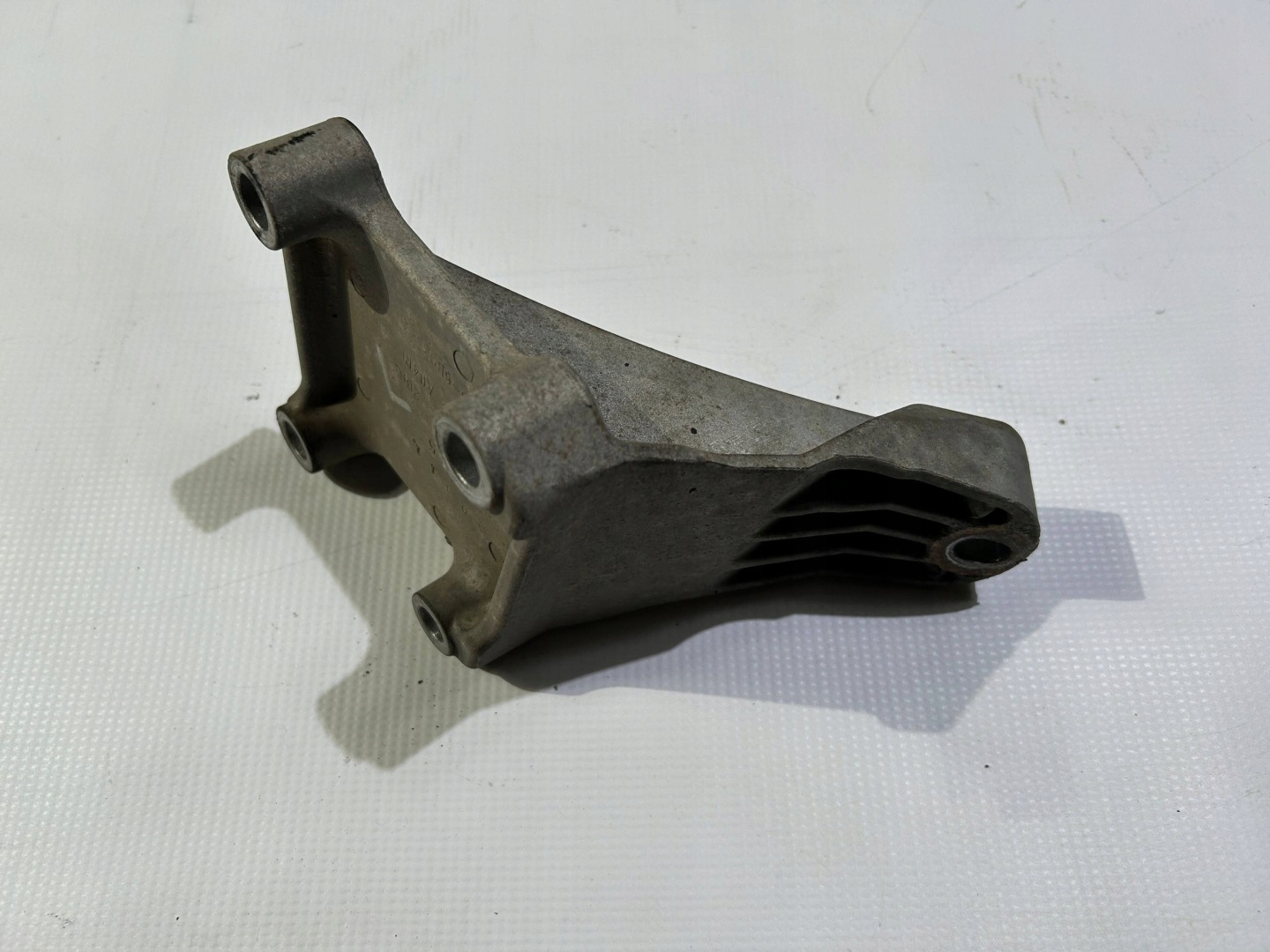 console holder holder of the engine left left Ford Mustang V 4.6 2010