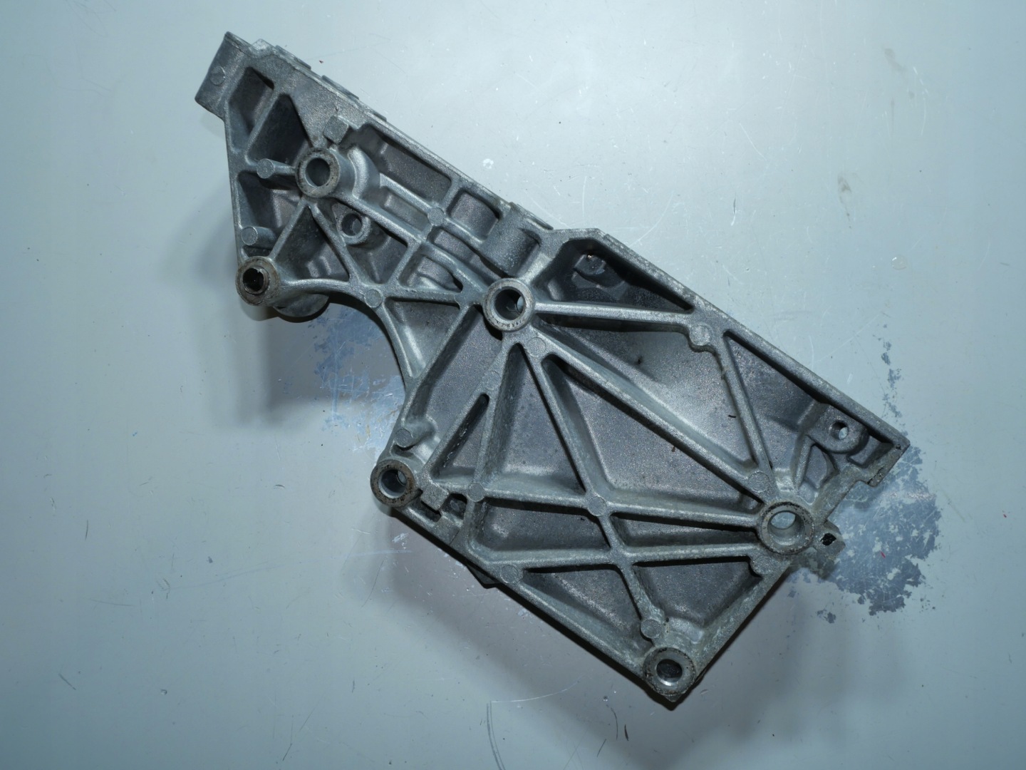 stütze lichtmaschine VW JETTA GOLF V 038903143AF