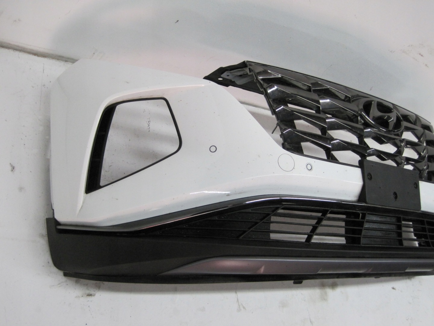 bumper HYUNDAI TUCSON IV 4 PDC 20R below RADAR front