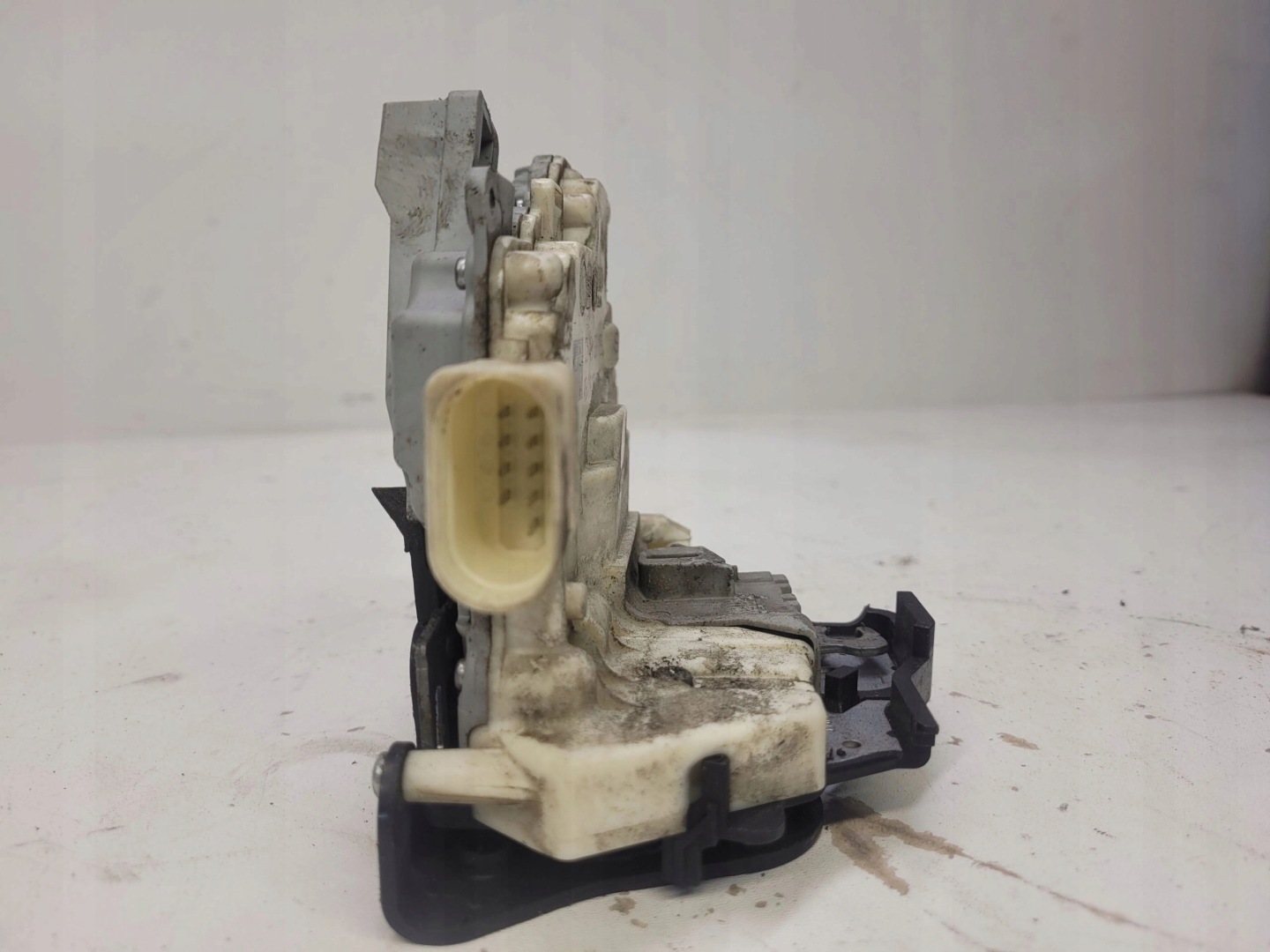 lock door left front AUDI A6 C6 A3 4F1837015E
