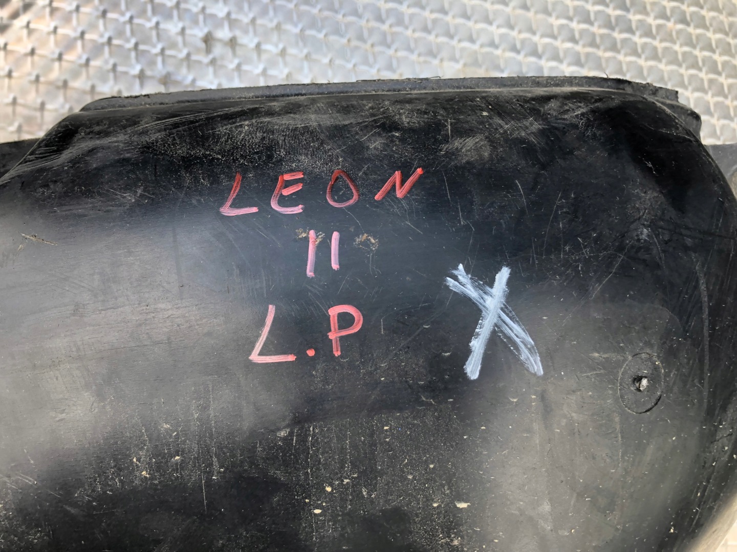 mudguard left front SEAT LEON II