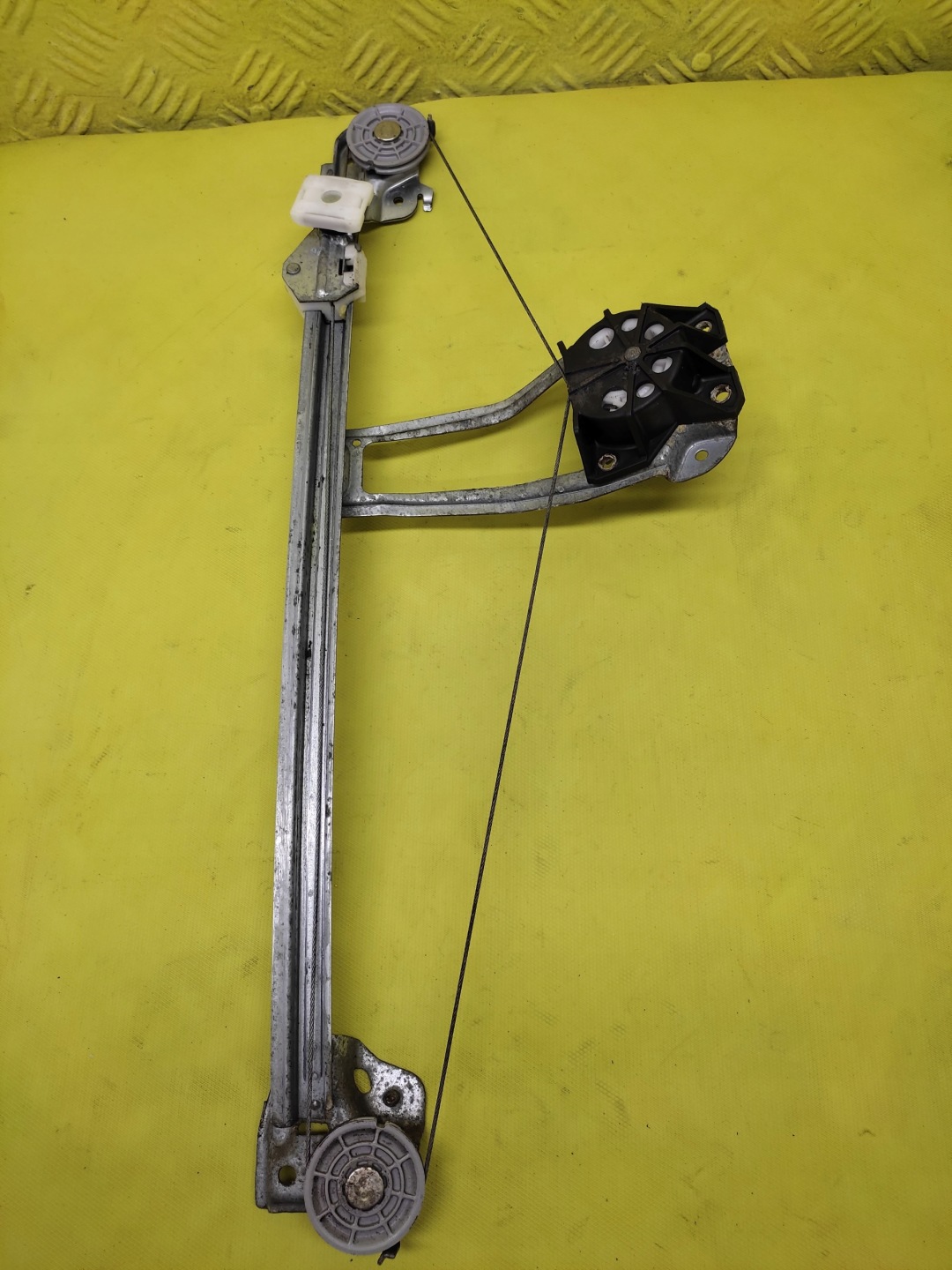 MERCEDES C220 window regulator left rear part