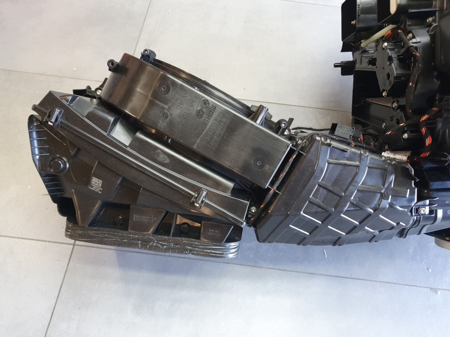 Audi Q6 e-tron poklopač kutija ventilacije 85B820005F