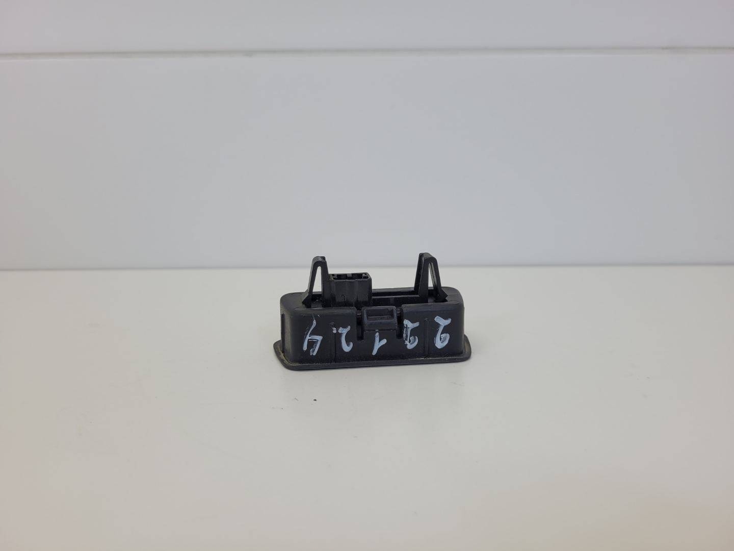 Bouton pour l’ouverture du capot Alfa Romeo Stelvio 2017 156129212