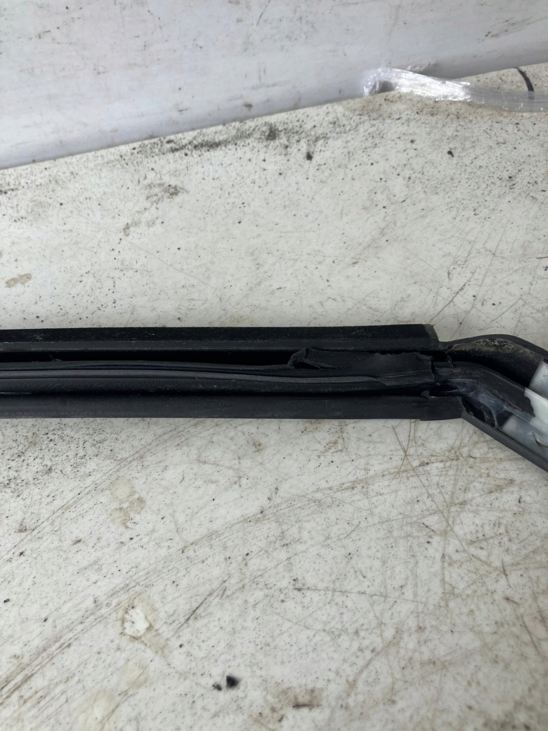 frame gasket door left front PEUGEOT 208 and 3D 9673603380