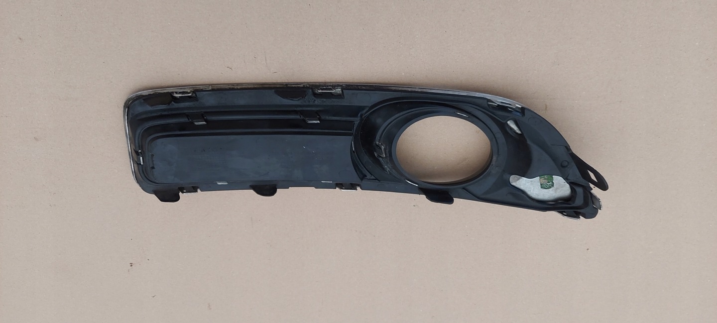 grid of a bumper right front VOLVO V70 R-design 30733035
