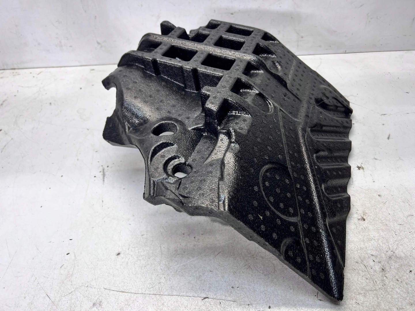 WKLAD polystirene below feet right AUDI Q4 E-TRON 10C864417B