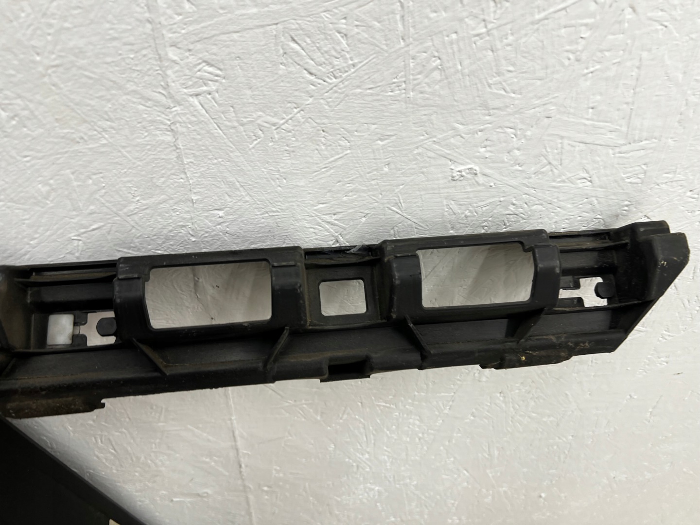support holder mouldings PROGOWEJ left VW PASSAT B8 3G0853945
