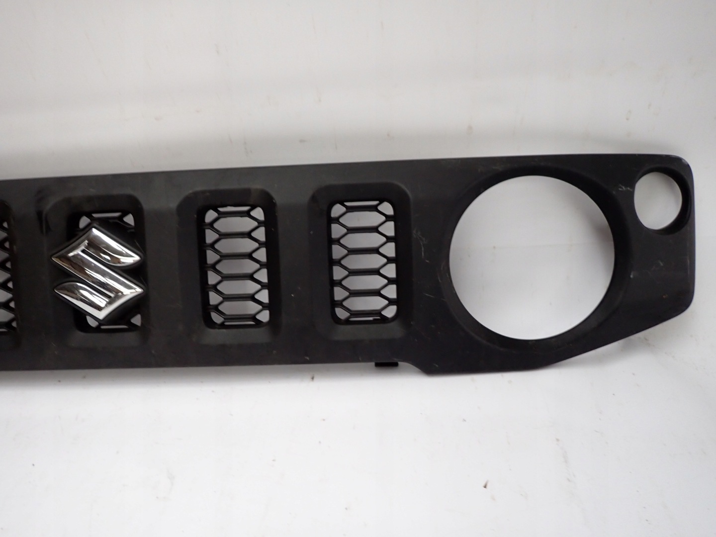 SUZUKI JIMNY IV 18- grill grille of a bumper front front