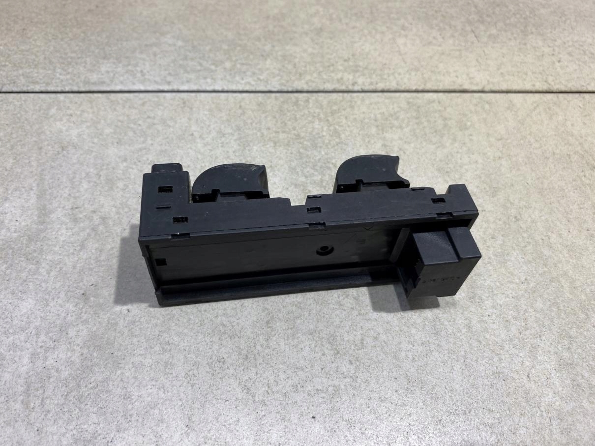 PANEL of the window left front AUDI A3 8L 4B0959851