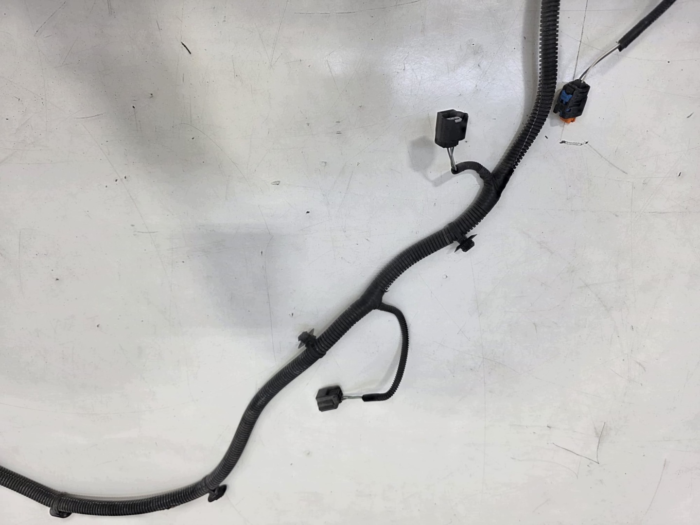 bundle PDC and KIERUNKOWSKAZY bumper front RENAULT MEGANE IV 240700226R