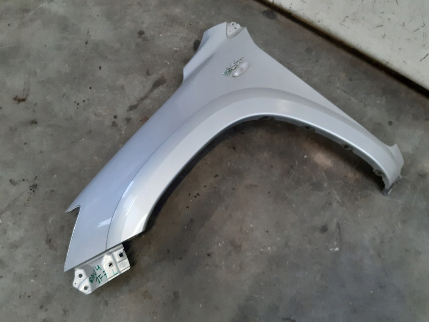 parafango sinistra 1F7 Toyota RAV4