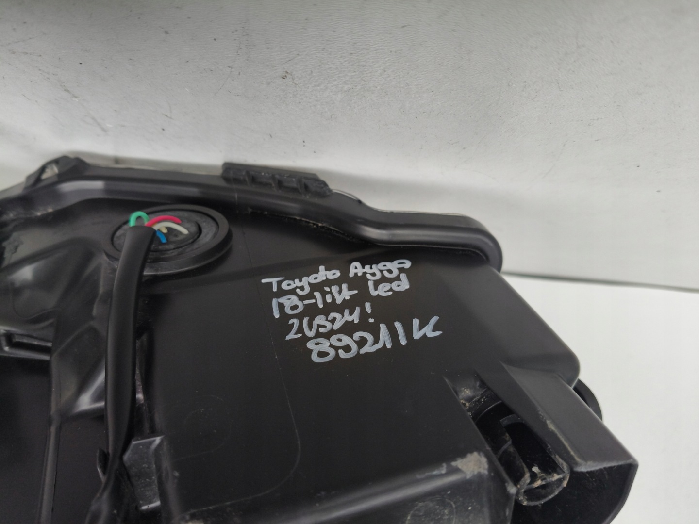 light left REFLEKTOR TOYOTA AYGO 18- LIFT LED