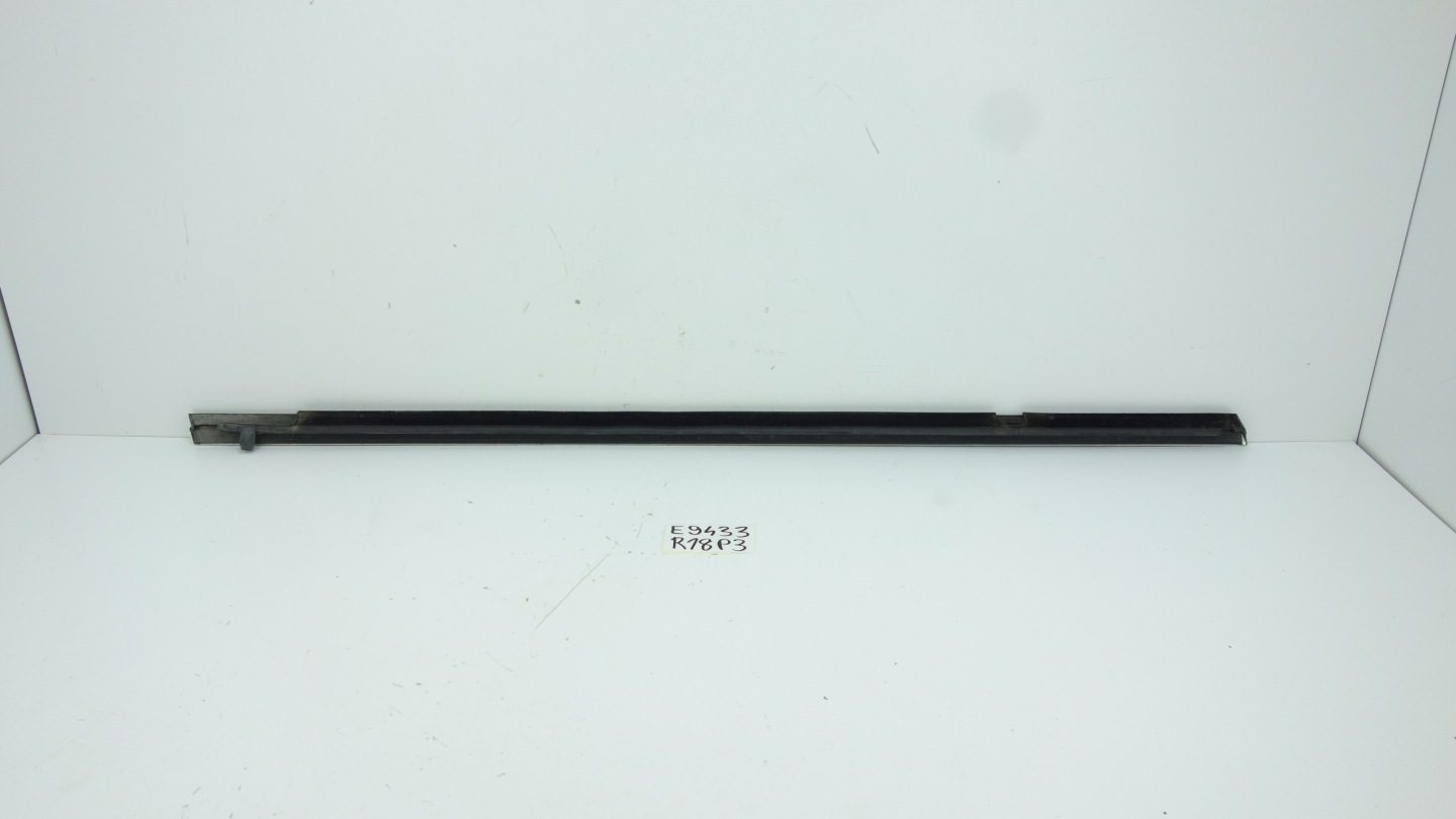 PEUGEOT 5008 and 2009- moulding dust windows door left front 9309S4