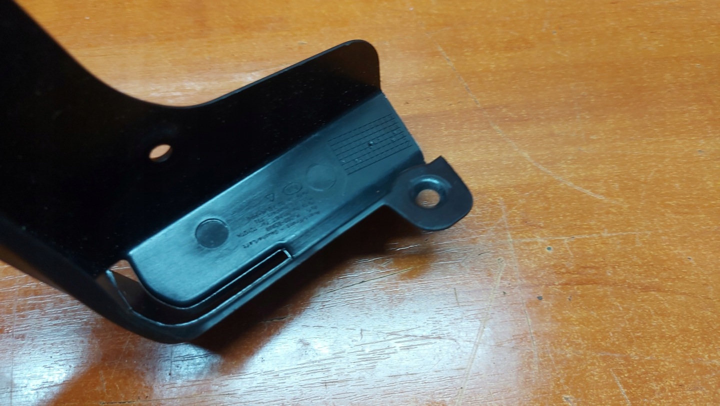 mudguard flap left front TOYOTA YARIS IV 20