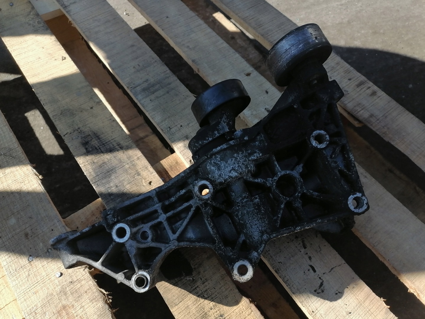 supporto alternatore AUDI A6 C6 2.0 TDI 03G903143D