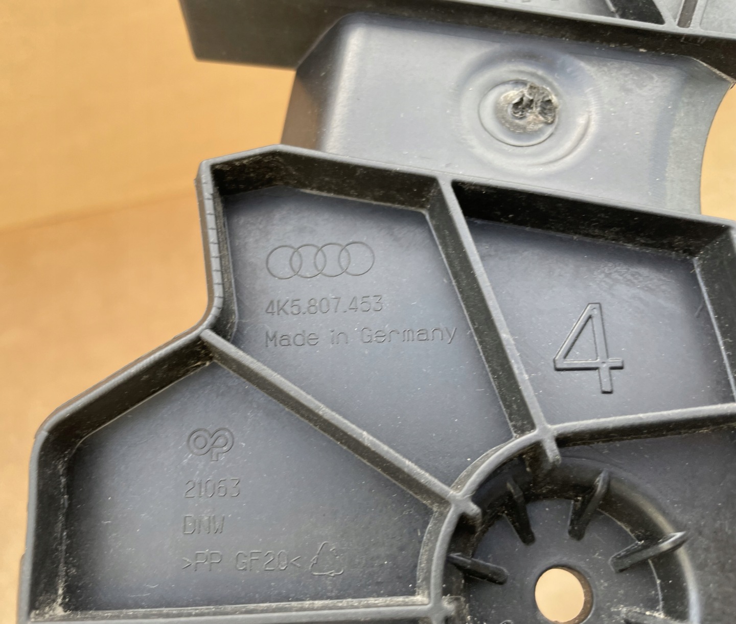 Support Support plaque Pare choc Arrière Gauche AUDI A6 C8 Berline 4K5807453