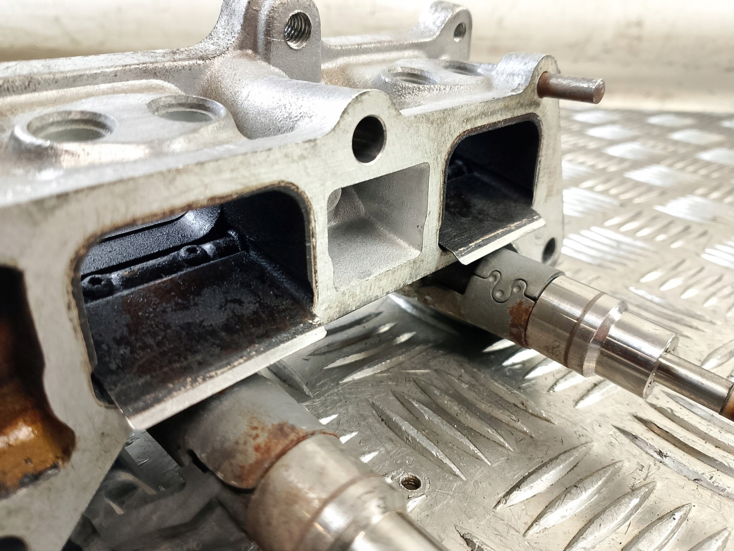Saugrohr Unterteil + Einspritzdüse VW GOLF V 5 1.6 B 03C 133 204 AA