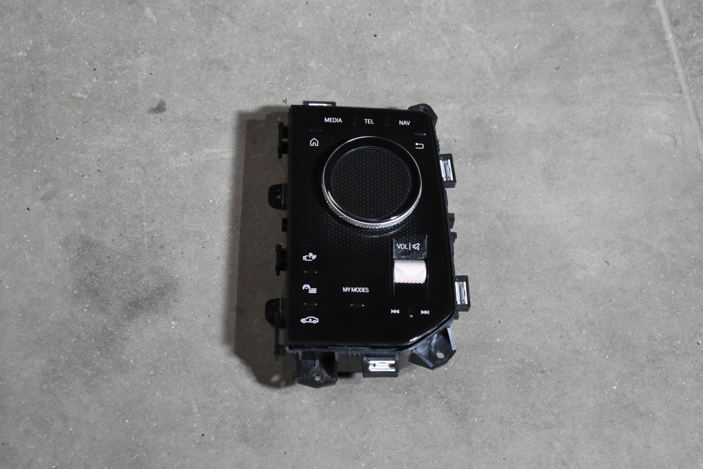 IDEALNY TOUCH PAD PANEL MULTIMEDIALNY BMW G70 1