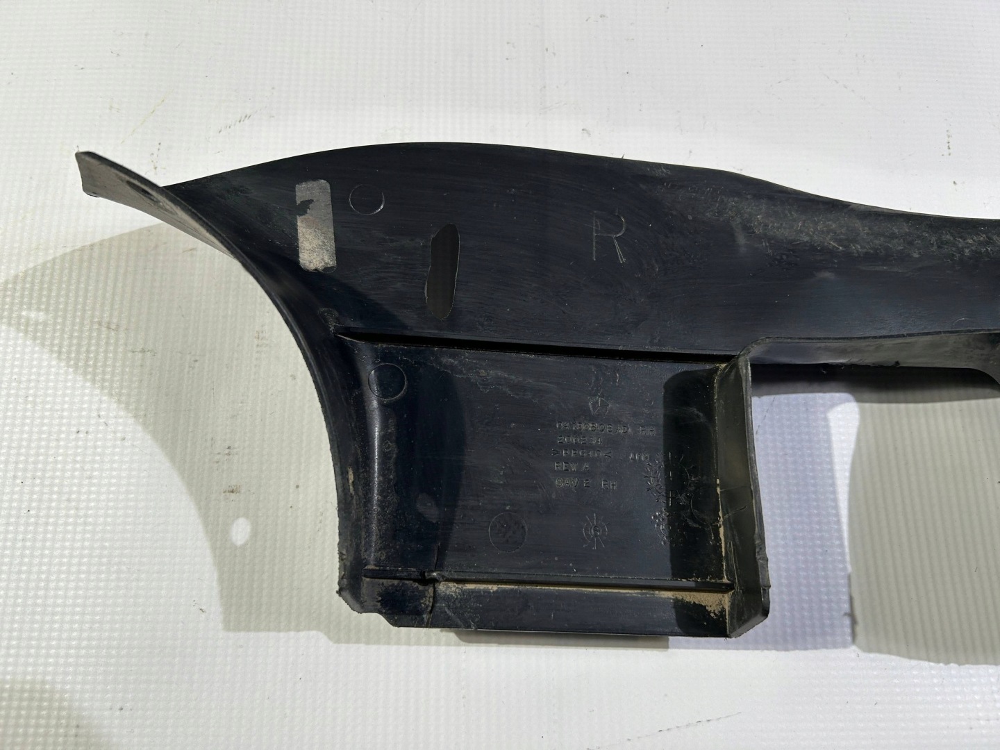 cover side lower chassis cover right Dodge Challenger 2008