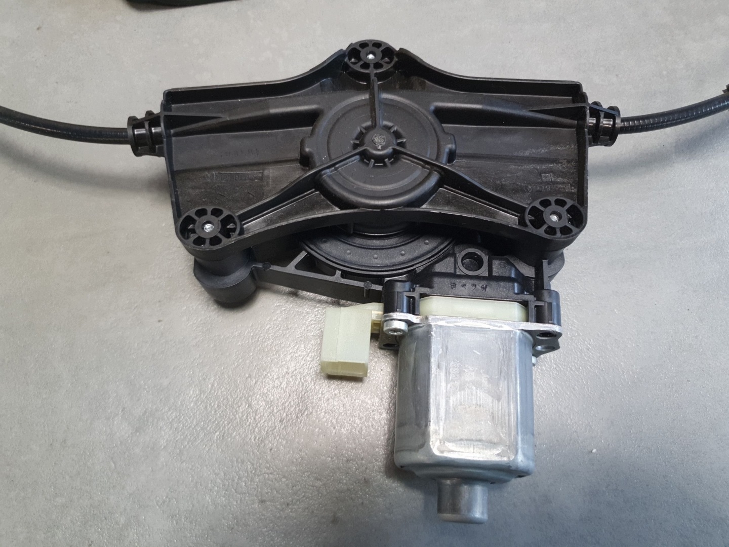 Audi Q6 e-tron window regulator of the rear left rear part 85H839461A