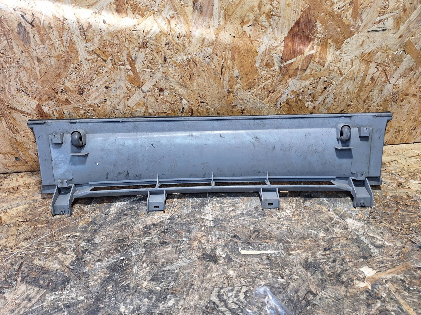 Grille NISSAN VANETTE LWB II LIFT 89