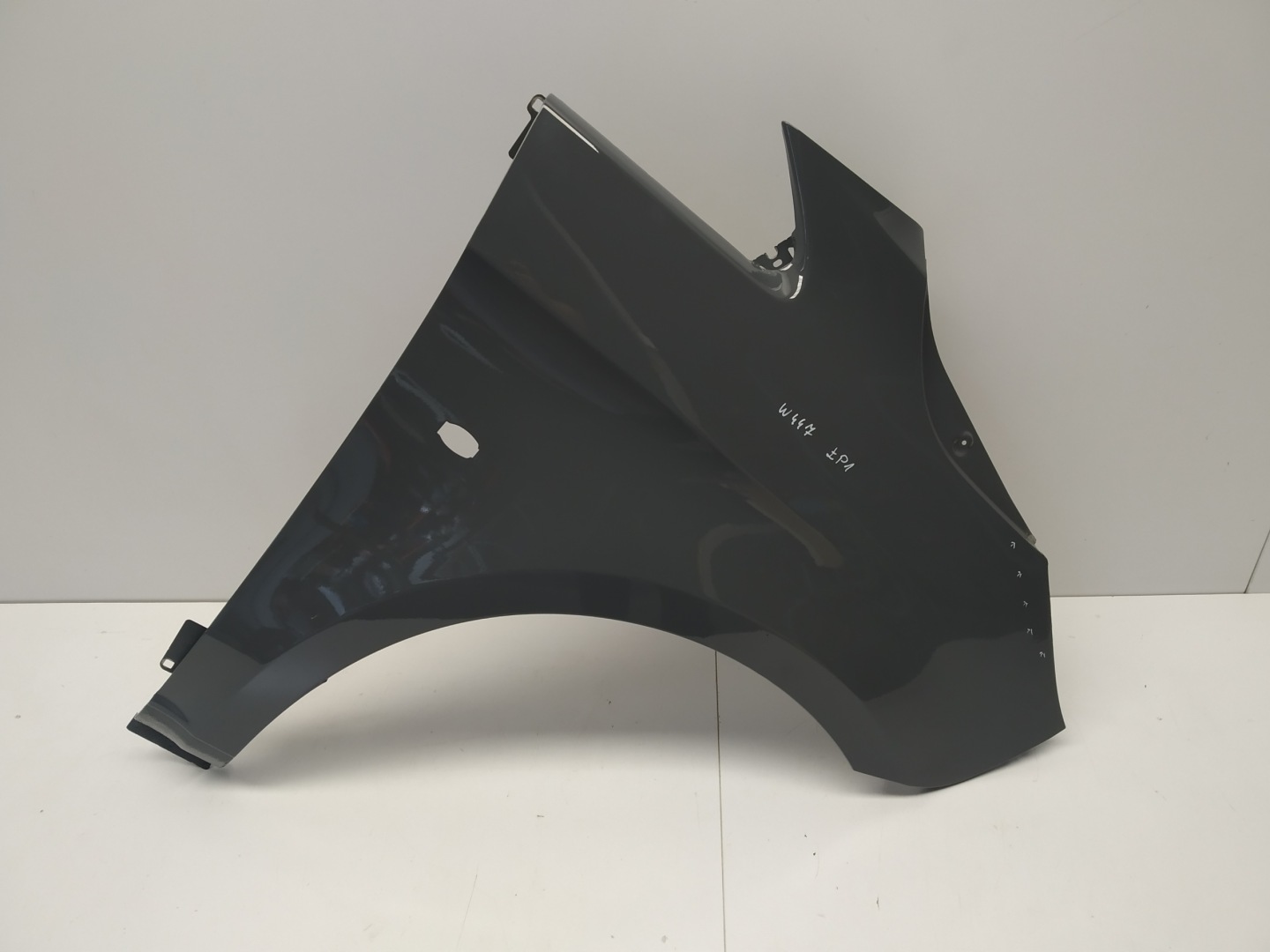 14r- W447 Mercedes Vito V Klasa fender front right below indicator