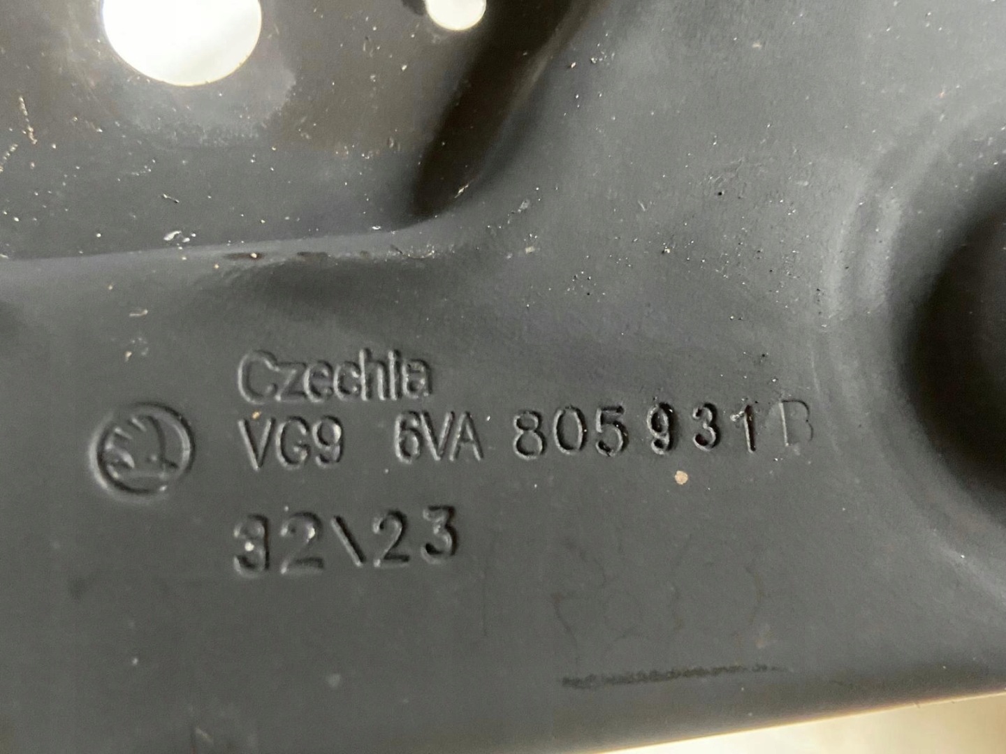 SKODA FABIA IV 21->holder wall support OKULAR left 6VA805931B