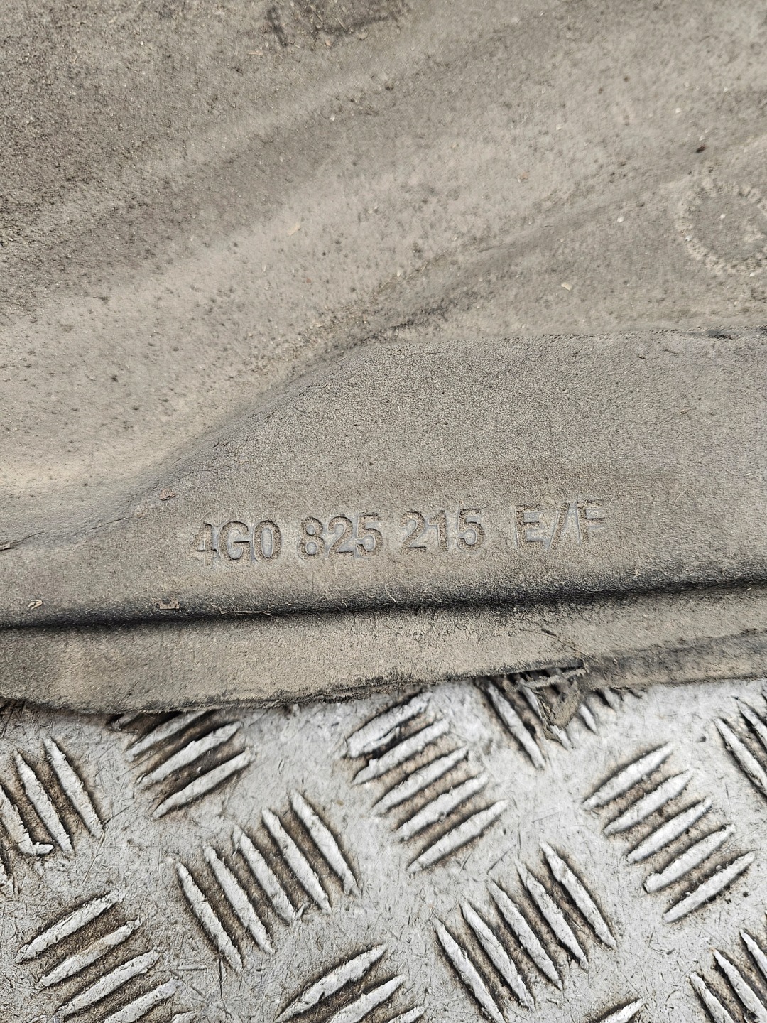 AUDI A6 C7 4G Blende Abdeckung abdeckung Unterfahrschutz links BODEN Gehäuse 4G0825215E