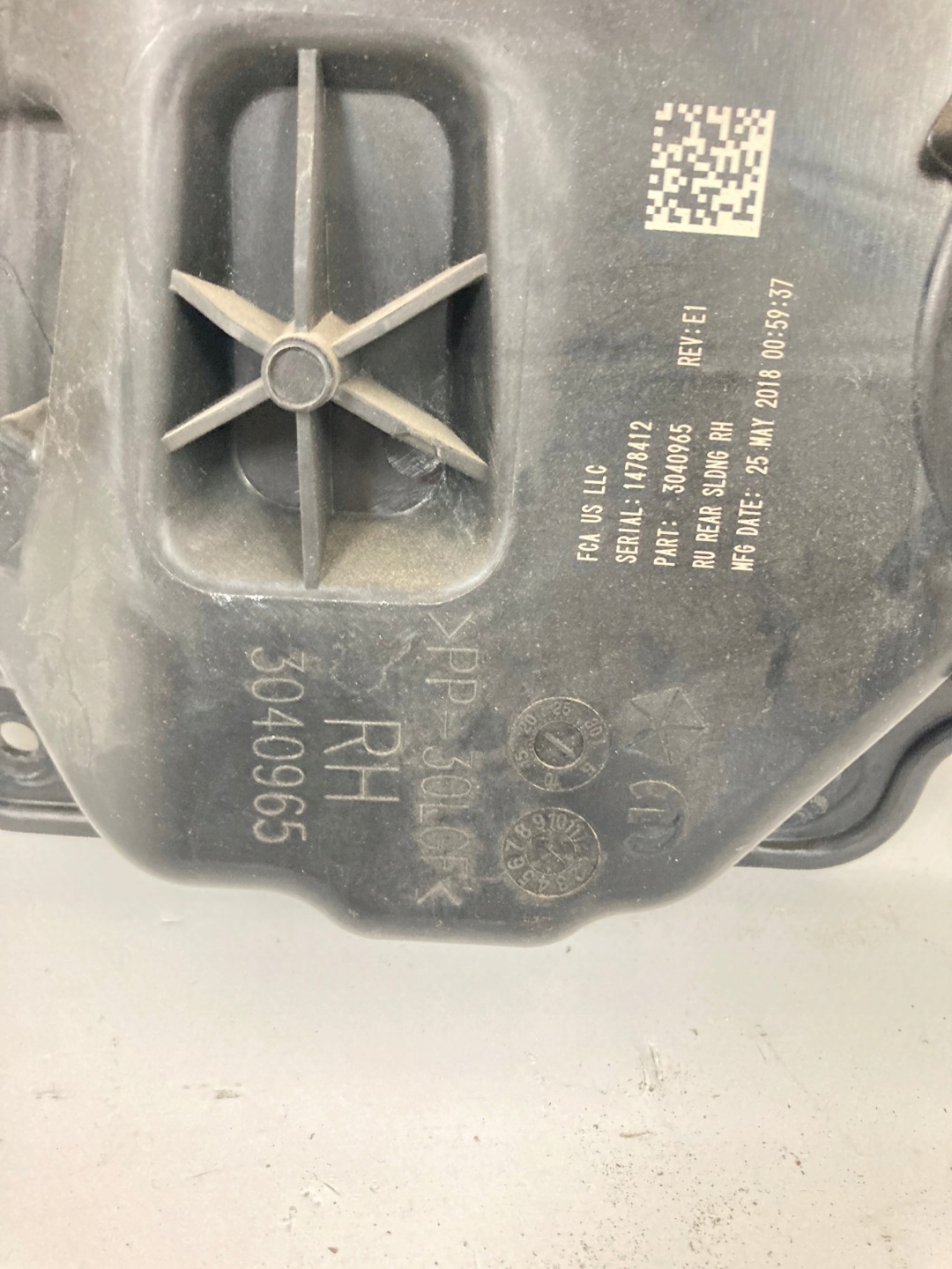 Chrysler Pacifica 2017-25 panel door window regulator right rear part