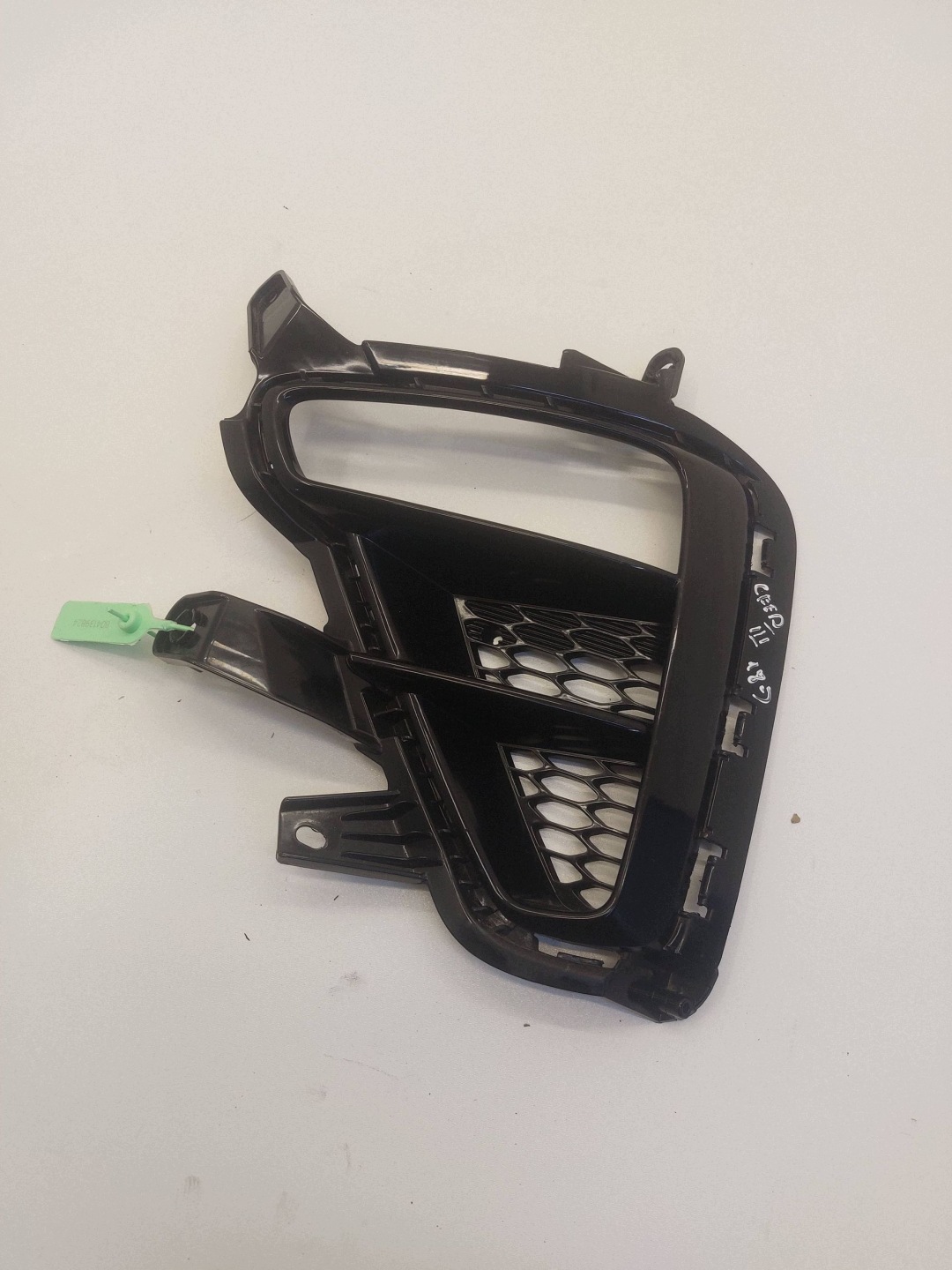 KIA CEED III 3 18r> grid of a bumper front front left 86563-J7010