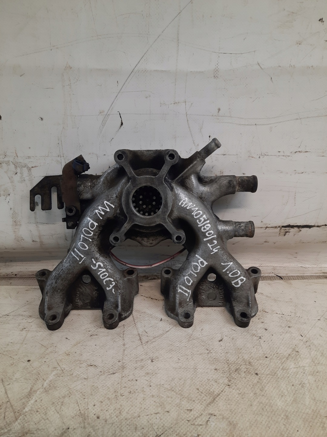 VOLKSWAGEN POLO II 1.0B 86C 2F intake manifold
