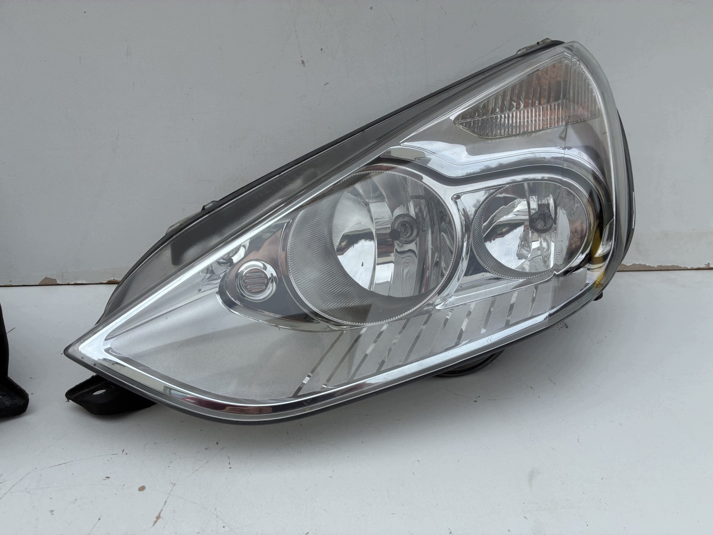 Reflektor light front front right left Ford S-Max Mk1 06-15r. ==OEM== Eu