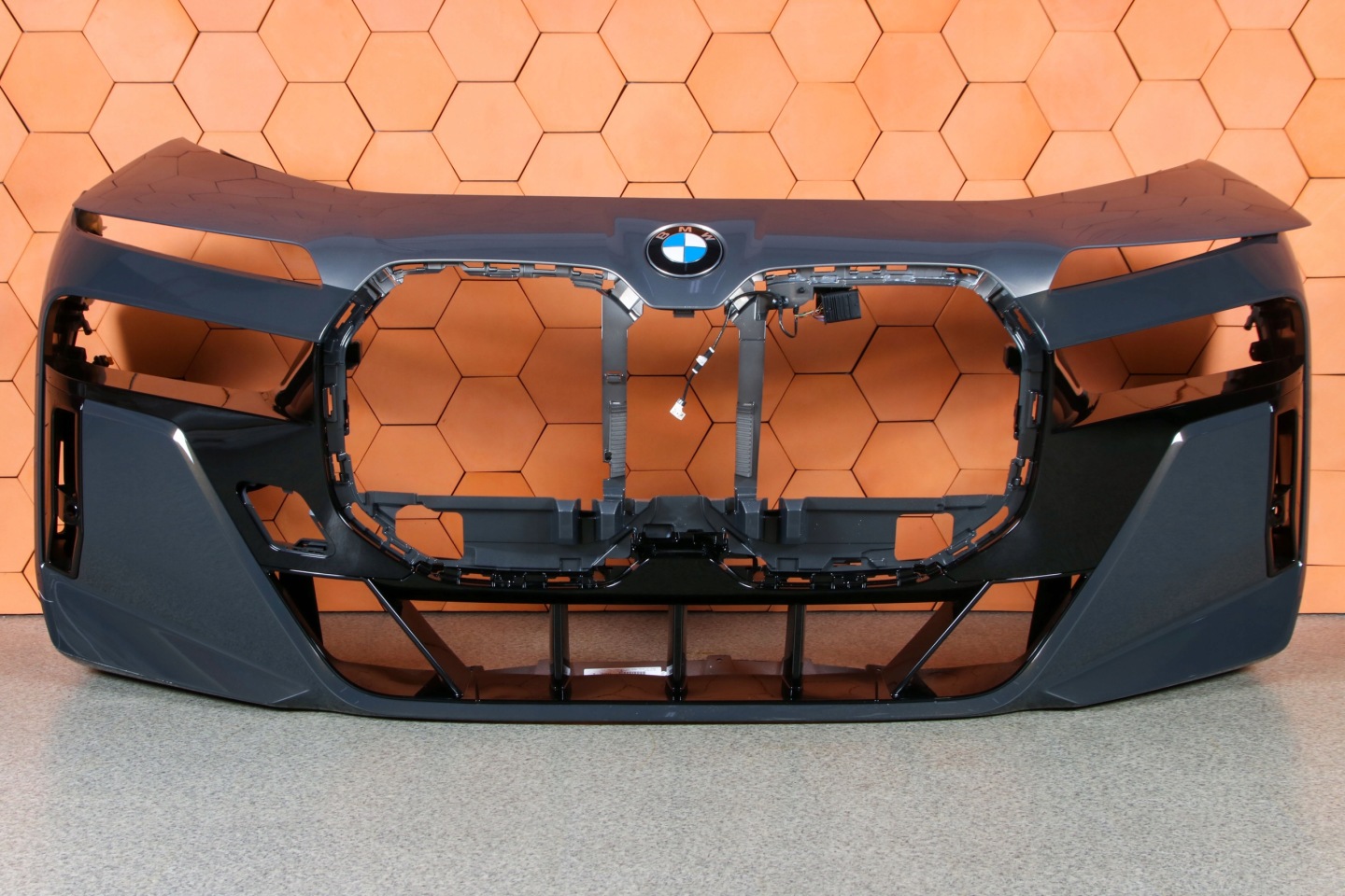 BMW 7 G70 i7 m-packet bumper front USA colour 3MZ