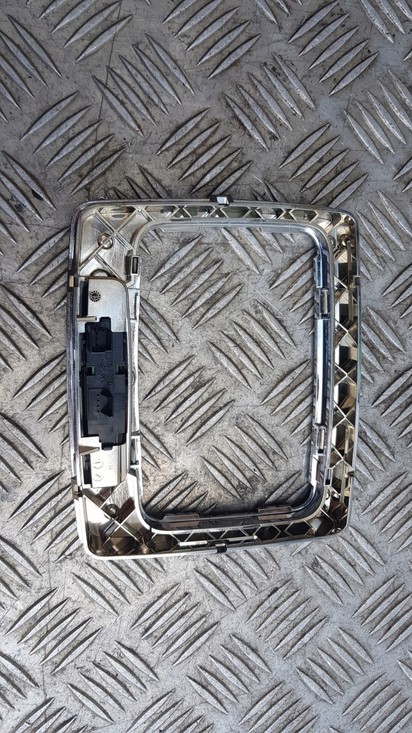 MERCEDES W204 obal kulisy AUTOMAT RÁM a2042673388