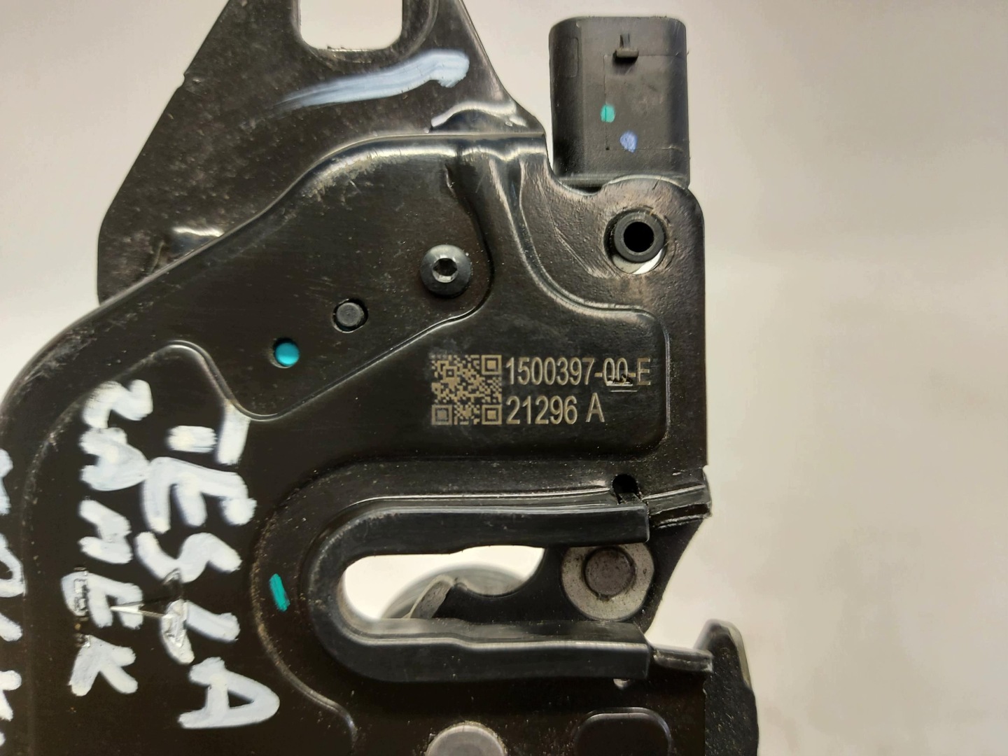 TESLA MODEL 3 2022r bonnet latch lock front 1500397-00-E