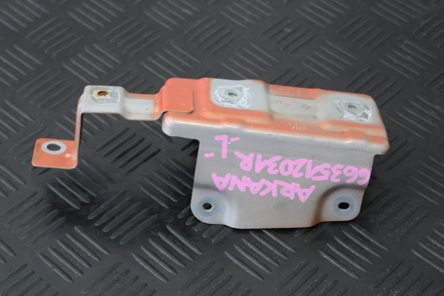 SUPPORT PLAQUE AILE GAUCHE ARKANA 663512031R