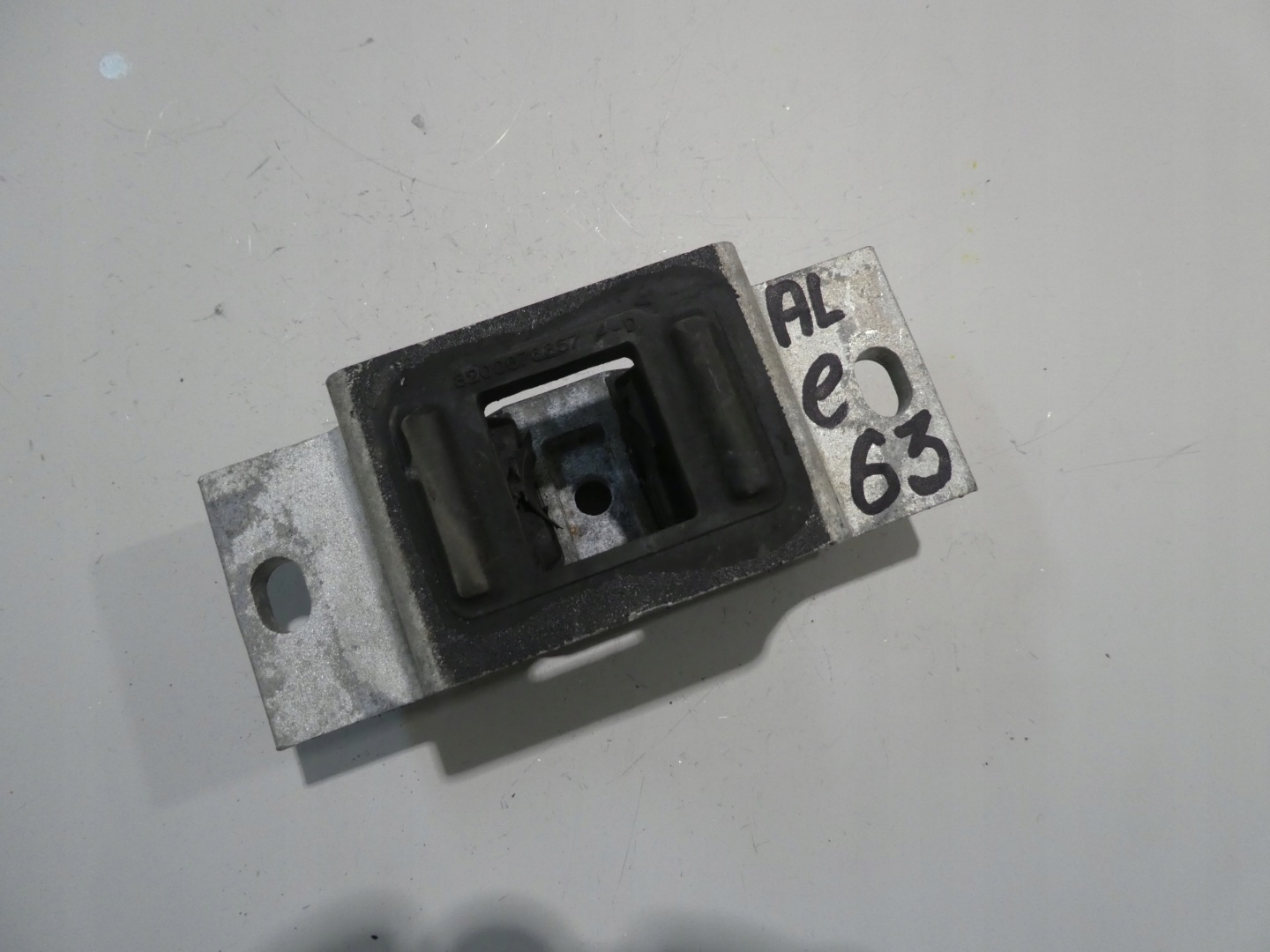 RENAULT MASTER III 2.3DCI engine mount 8200676857
