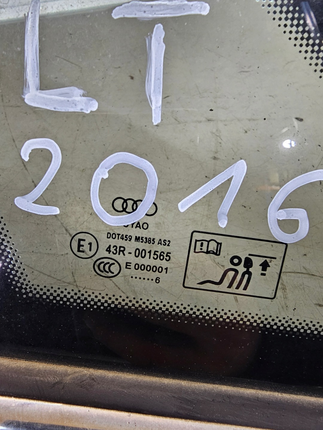 window bodywork left rear part AUDI A4 B9 sedan 8W5845298D 2016R
